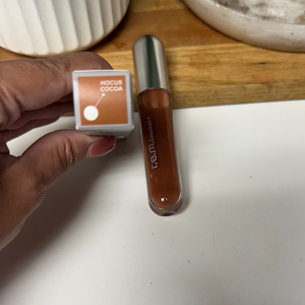r.e.m. beauty Essential Drip Glossy Balm in Hocus Cocoa